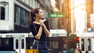 Κορίτσια της πόλης, αυτός είναι ο νέος εχθρός της επιδερμίδας - Μάθε τον και βρες τα σωστά προϊόντα να τον αντιμετωπίσεις