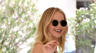 Φόρα με boho τρόπο το τζιν παντελόνι, όπως η Jennifer Lawrence