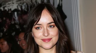 Dakota Johnson: H ωραιότερη καλεσμένη σε γάμο