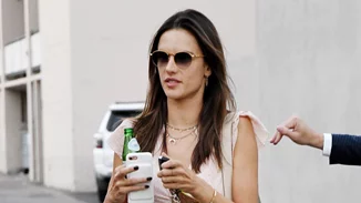 Alessandra Ambrosio: Δες πώς φόρεσε τη τζιν σαλοπέτα