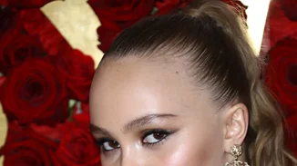 Lily Rose Depp: Δες πόσο κομψά συνδύασε το μικρό μαύρο φόρεμα
