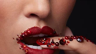 Σ' αρέσουν τα εντυπωσιακά σχέδια στα νύχια αλλά θες να είσαι και διακριτική; Δες εδώ