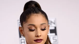 H Ariana Grande τραγουδάει στο μπάνιο και το Τwitter παίρνει φωτιά