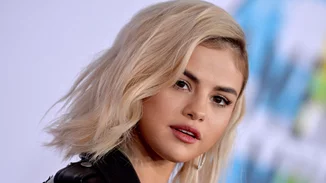 H Selena Gomez έγινε ξανθιά και μας ξάφνιασε όλους