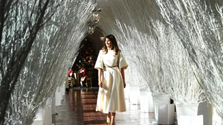 Melania Trump | Η συγκλονιστική της εμφάνιση στον στολισμένο Λευκό Οίκο