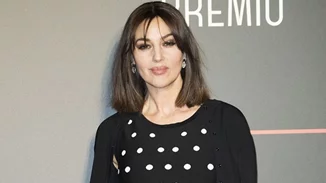 Monica Bellucci |  Εντυπωσιακή στα 55 της - Εμφανώς αδυνατισμένη στην πρώτη έξοδο μετά την καραντίνα (pics)