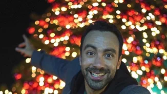 Σάκης Τανιμανίδης | Έφεραν τα Χριστούγεννα στο εκπτωτικό χωριό μαζί με την Χριστίνα Μπόμπα