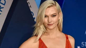 Η Karlie Kloss φοράει το απόλυτο χρώμα της σεζόν