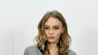 Η Lily-Rose Depp μόλις φόρεσε την πιο κομψή (και παριζιάνικη) εκδοχή του puffer jacket