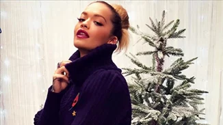 Rita Ora | Έφερε τα Χριστούγεννα στην Oxford Street