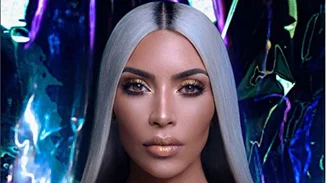 Ορίστε ένα τέλειο swatch για το highlighter: Κάνε το όπως η Kim Kardashian, γυμνή!