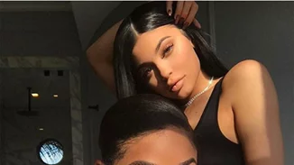 Τι άλλο θα κάνει πια; H Kylie Jenner έκοψε τα μαλλιά της με ένα ψαλίδι κουζίνας! Το αποτέλεσμα;