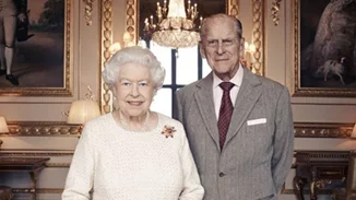 Η βασίλισσα Ελισάβετ και ο πρίγκιπας Φίλιππος εμβολιάστηκαν