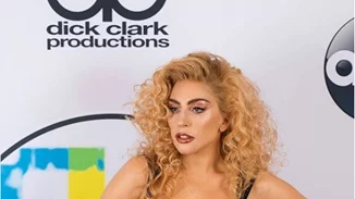Lady Gaga | Δεν παραβρέθηκε στα AMA αλλά φωτογραφήθηκε στο κόκκινο χαλί τους!