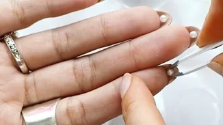 Το πιο κομψό manicure θέλει τις πέρλες να κρύβονται κάτω από τα νύχια σου..