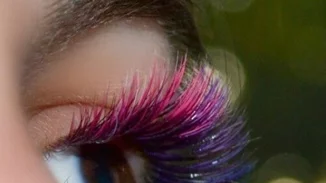 Βάψε τα μαλλιά σου ίδια απόχρωση με τις βλεφαρίδες σου. Τι; Δεν το έχεις κάνει ακόμα;