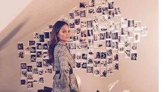 Chrissy Teigen | Έκανε εμφάνιση με την υπογραφή Έλληνα σχεδιαστή!