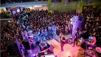 «Christmas Live Stage» | Ο Γιώργος Σαμπάνης και οι Goin’ Through μάγεψαν στο Athens Metro Mall!