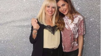 Δέσποινα Βανδή | Αγκαλιά με την Μαρία Μπεκατώρου μετά την θεατρική παράσταση