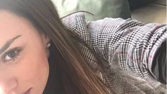 Ελένη Τσολάκη | Η φωτογραφία μπροστά από το στολισμένο δέντρο