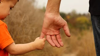 Πόσο δύσκολο είναι να μεγαλώνουμε με έναν συναισθηματικά απόμακρο πατέρα;