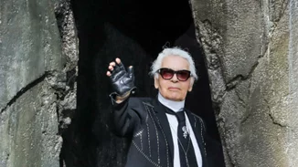 Ο Karl Lagerfeld σχεδίασε τον Harvey Weinstein ως γουρούνι στη νέα του γελοιογραφία