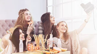 Βράδυ με φίλες στο σπίτι; Το Μακεδονικό Ταχίνι έχει τη λύση!