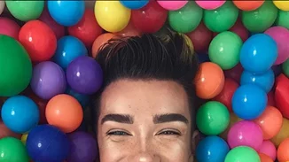 Πίσω στα 90s με τον James Charles να κάνει τάση την μοβ σκιά!