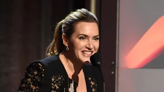 Η Kate Winslet φίλησε επί σκηνής την ηθοποιό Alisson Janey