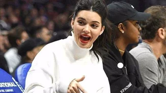 Η Kendall Jenner φόρεσε τις διαμαντένιες μπότες Saint Laurent σε αγώνα μπάσκετ