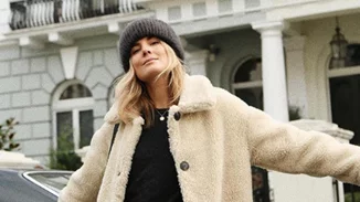 Ντύσιμο στο κρύο: Το trendy πανωφόρι που θα σε κρατήσει ζεστή