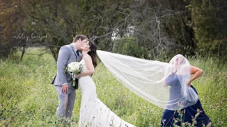 Αυτή η παράνυμφος κατάφερε να κλέψει την παράσταση στον γάμο της καλύτερης φίλης της!