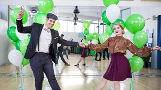 Ο Δημήτρης Ουγγαρέζος μεταμορφώθηκε στον πιο extraordinaire δάσκαλο swing