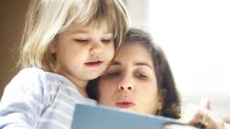 12 πράγματα που είναι καλό το παιδί σου να σε βλέπει να κάνεις