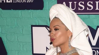 Η Rita Ora εμφανίστηκε στα MTV Awards φορώντας απλά ένα μπουρνούζι