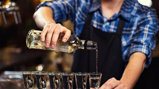 Η αλήθεια πίσω από τους δημοφιλέστερους μύθους για το αλκοόλ