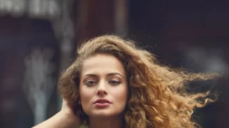 Δείξε νεότερη με το σωστό χρώμα στα μαλλιά