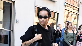 Zoë Kravitz: Φορά μια από τις πιο hot τάσεις στα παπούτσια