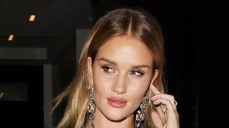 Rosie Huntington-Whiteley: Το βραδινό ντύσιμο που θα αντιγράψουμε