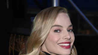 H Margot Robbie θα σε πείσει να φορέσεις το τζιν από πάνω μέχρι κάτω (κι όμως!)