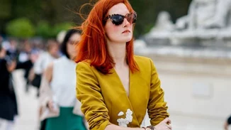 Αυτή η streetstyle star αποδεικνύει ότι όλα τα χρώματα ταιριάζουν στις κοκκινομάλλες