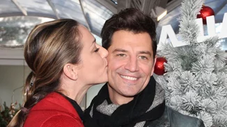 Σάκης Ρουβάς & Κάτια Ζυγούλη | Αγκαλιές και φιλιά στο χριστουγεννιάτικο bazzar της "Ελπίδας"