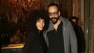 Πάνος Μουζουράκης & Μαρία Σολωμού | Τρυφερές αγκαλιές και φιλιά σε βραδινή έξοδο