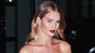 Rosie Huntington – Whiteley | Μας δείχνει για δεύτερη φορά το μωρό της!