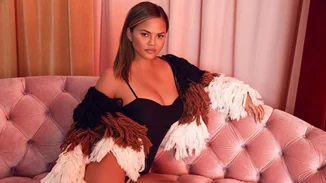 Chrissy Teigen | Αφαίρεσε τα εμφυτεύματα και μας αποκάλυψε το νέο της στήθος