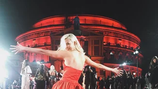 Karlie Kloss | Οι εντυπωσιακές εμφανίσεις της στα British Fashion Awards 2017