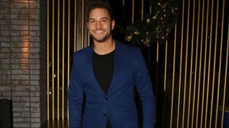 Ευθύμης Ζησάκης | Σπάνια δημόσια εμφάνιση με την κούκλα σύντροφό του