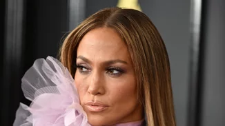 H Jennifer Lopez μοιάζει με το απόλυτο pin-up girl στη νέα καμπάνια της Guess