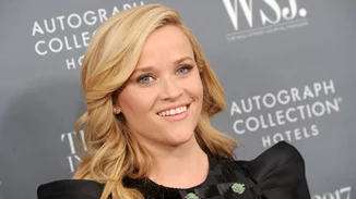 Reese Whitherspoon | Στολίζει το χριστουγεννιάτικο δέντρο της ντυμένη στα κόκκινα!