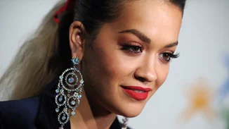 Rita Ora | Σέξι "μέλισσα" για το ημερολόγιο του Love (βίντεο)